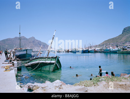 Fischtrawler in der Mariner's Wharf in Hout Bay in Kapstadt in Südafrika in Afrika südlich der Sahara Resort Harbour Urlaub Meer Menschen reisen Stockfoto