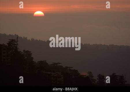 Die Sonne geht über die Täler rund um die indische Stadt Shimla. Stockfoto