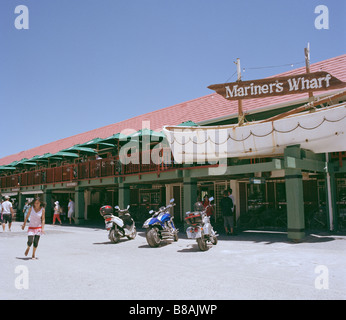 Mariner's Wharf in Hout Bay in Kapstadt in Südafrika in Afrika südlich der Sahara. Apartheid Beach Resort Harbour Urlaub Sand Meer Menschen reisen Stockfoto