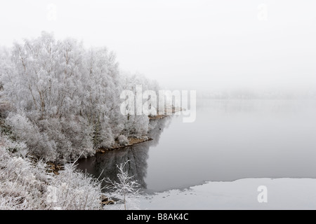 Starkem Frost und Nebel über Loch Garry Stockfoto