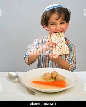 Jwish junge mit Matzo Ball Suppe Stockfoto