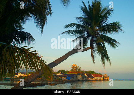 Die Ansicht zeigt die Big Buddha Statue thront über dem Dorf und Hafen auf der Insel Koh Samui Bophut Stockfoto