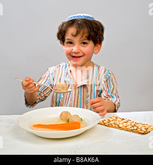 Jwish junge mit Matzo Ball Suppe Stockfoto