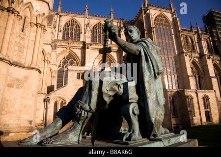 Die Statue des Roman Emperor Constantine steht in der Nähe von York Minster in York, England. Stockfoto