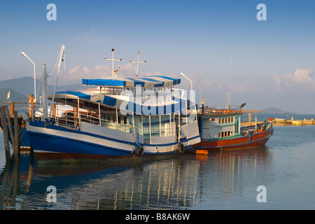Angelboote/Fischerboote in den frühen Morgenstunden ruhig in Bophut, ein typisches Fischerdorf in der Nähe von Maenam auf der thailändischen Insel Koh Samui Stockfoto