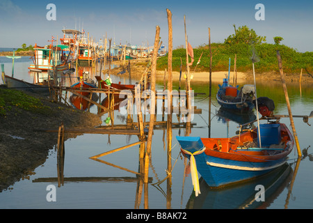 Angelboote/Fischerboote in den frühen Morgenstunden ruhig in Bophut, ein typisches Fischerdorf in der Nähe von Maenam auf der thailändischen Insel Koh Samui Stockfoto