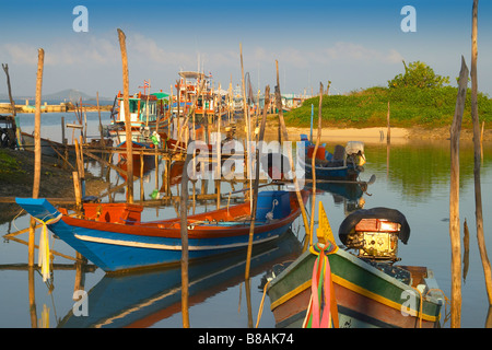 Angelboote/Fischerboote in den frühen Morgenstunden ruhig in Bophut, ein typisches Fischerdorf in der Nähe von Maenam auf der thailändischen Insel Koh Samui Stockfoto