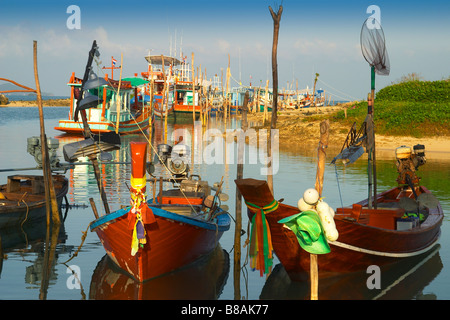 Angelboote/Fischerboote in den frühen Morgenstunden ruhig in Bophut, ein typisches Fischerdorf in der Nähe von Maenam auf der thailändischen Insel Koh Samui Stockfoto