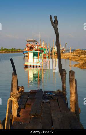 Angelboote/Fischerboote in den frühen Morgenstunden ruhig in Bophut, ein typisches Fischerdorf in der Nähe von Maenam auf der thailändischen Insel Koh Samui Stockfoto