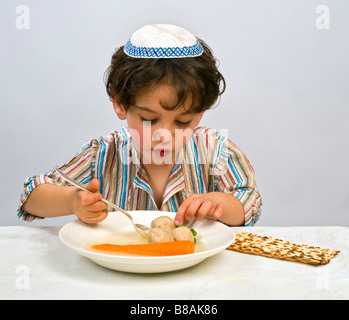 Jwish junge mit Matzo Ball Suppe Stockfoto