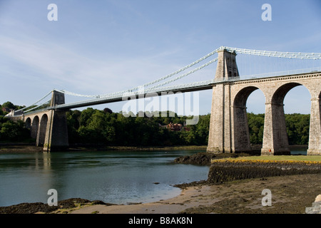 Die Hängebrücke und Menai Straits von Menai Bridge entfernt auf Anglesey, Gwynedd, Nordwales Stockfoto