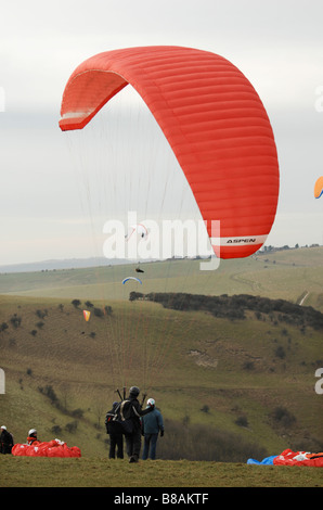 Gleitschirme fliegen über Devils Dyke nördlich von Brighton in Sussex Stockfoto