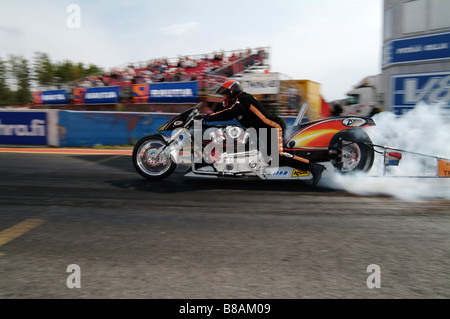 Nitromethan betrieben Harley Davidson Dragbike einen Burnout vor einem Rennen zu tun Stockfoto
