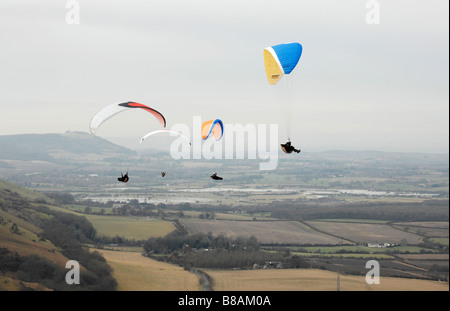 Gleitschirme fliegen über Devils Dyke nördlich von Brighton in Sussex Stockfoto