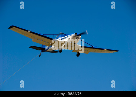 Schleppmaschine auf Rückkehr nach dem Start Segelflugzeug Stockfoto