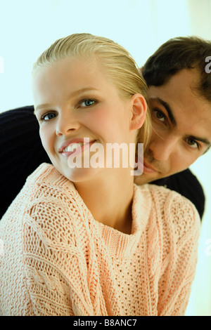 Porträt des jungen Paar Mann ist auf der Suche über die Schulter seiner Freundin Stockfoto
