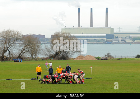 Rugby-Spiel mit Ballylumford Power Station in Hintergrund, Larne, Nordirland. Stockfoto