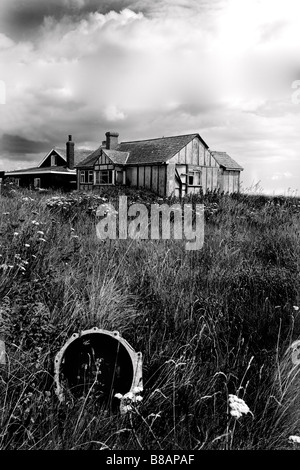 eine alte Traktor Gaerbox vor und alten stillgelegten Fishermans Hütte Stockfoto
