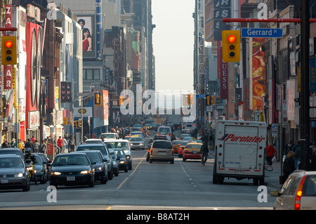 Belebten Yonge St Gerrard St Kreuzung, Toronto, Ontario Stockfoto