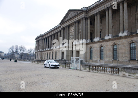 Ein einsames Auto parkt außerhalb des Louvre in Paris. Stockfoto