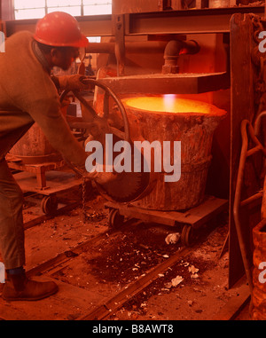 FV3511, D C Lowe; Stahlarbeiter, Gießen von flüssigem Stahl, NMR Stockfoto