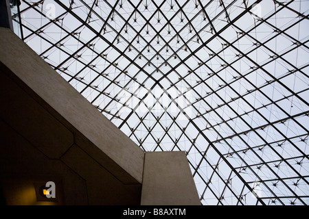 Ein Foto von unten die Pyramide des Louvre in Paris, Frankreich. Stockfoto