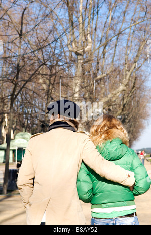 Rückansicht von Mann und Frau gehen Arm in Arm auf der Esplanade in Montpellier, Frankreich Stockfoto