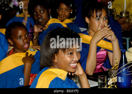 South African Klasse 6 Schüler hören Prinzipale Adresse bei Abschlussfeier Stockfoto