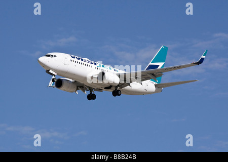 Eine Boeing B737 der WestJet Airlines im Endanflug Stockfoto