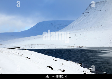 Licht des frühen Morgens über Schnee bedeckt Llyn y Fan Fach Brecon Beacons Nationalpark Carmarthenshire Wales Stockfoto