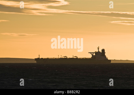 Dh Öltanker supertanker SCAPA FLOW ORKNEY verankert Sonnenuntergang Schottland Tanker Schiff silhouette Meer Stockfoto