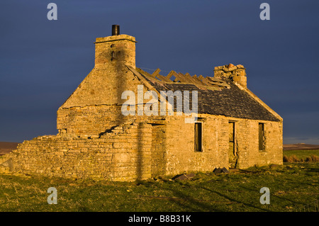 dh ORPHIR ORKNEY Building Sonnenuntergang dramatischer schwarzer Himmel ruiniert verfallenen croft Cottage verlassene atmosphärische Haus schottland uk Gebäude außen Stockfoto