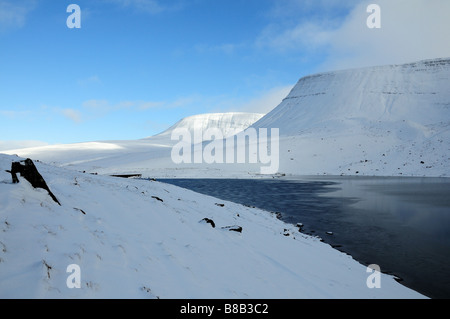 Schnee über Llyn y Fan Fach und Carmarthen Fans Brecon Beacons Nationalpark Carmarthenshire Wales Stockfoto