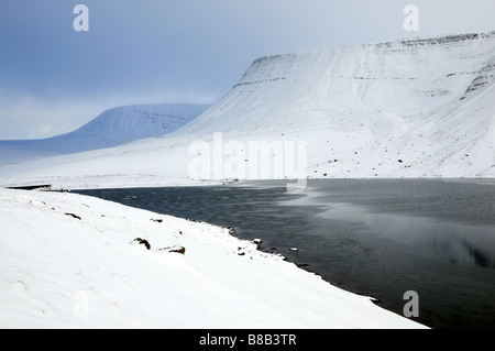 Schnee über Llyn y Fan Fach und Carmarthen Fans Brecon Beacons Nationalpark Carmarthenshire Wales Stockfoto