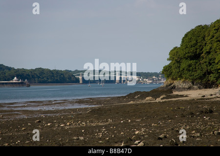 Die Hängebrücke und Menai Straits von Beaumaris Stadt auf Anglesey, Gwynedd, Nordwales Stockfoto