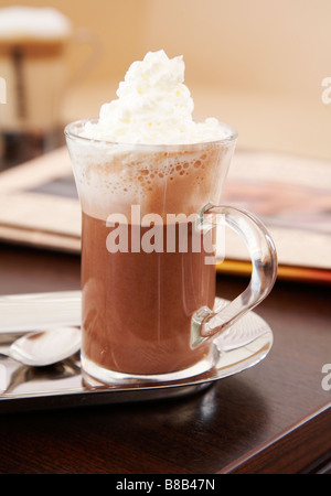 Kaffee Latte trinken mit Schlagsahne Stockfoto