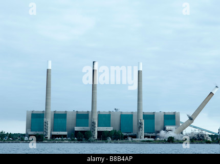 Rauchen Sie Stapel Mer Lakeview kohlebefeuerten Anlagen abgerissen, Mississauga, Stockfoto