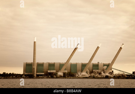 Rauchen Sie Stapel Mer Lakeview kohlebefeuerten Anlagen abgerissen, Mississauga, Stockfoto