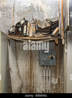 ein Regal mit Ordnern an Dateien in einem alten Gebäude in Berlin-Deutschland Stockfoto