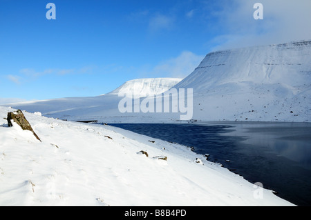 Llyn y Fan Fach und Carmarthen Fans im Schnee Brecon Beacons National Park Carmarthenshire Wales Stockfoto