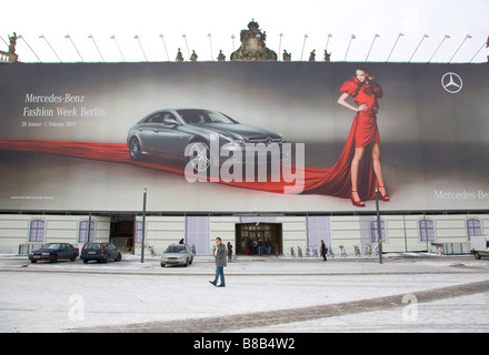 Riesige Plakatwand in Berlin Stockfoto
