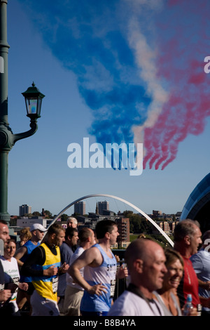 Red Arrows und Läufer bei 2008 Great North Run von Newcastle nach South Shields. Stockfoto