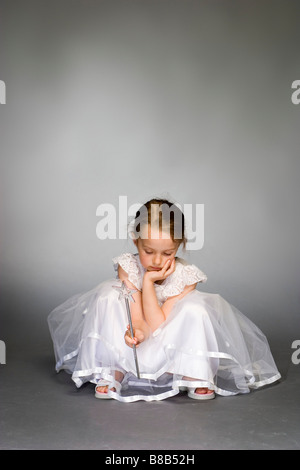 5 Jahre altes Mädchen im weißen Kleid Stockfoto