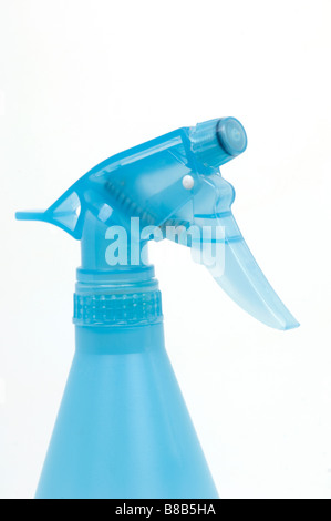 Nahaufnahme von einen blauen Sprayer-Ausschnitt auf weißem Hintergrund Stockfoto