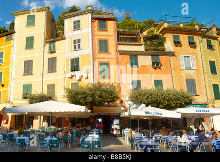 Blick auf Portofino Hafen und seine bunten Fischerboote und Marina, Ligurien Italien Stockfoto