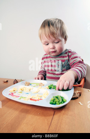 Baby Boy Essen am Tisch (mit signierten Model-Release - zur kommerziellen Nutzung) Stockfoto