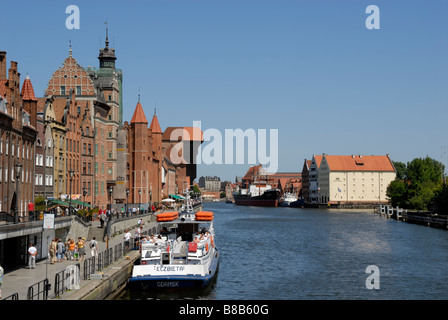 Die mittelalterlichen Hafenkran (Krantor), genannt Żuraw über Mottlau, Gdansk, Pommersche Woiwodschaft, Polen Stockfoto