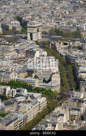 Einen erhöhten Blick über Paris in Richtung Arc de Triomphe genommen vom Eiffel-Turm an einem sonnigen Frühlingstag Stockfoto