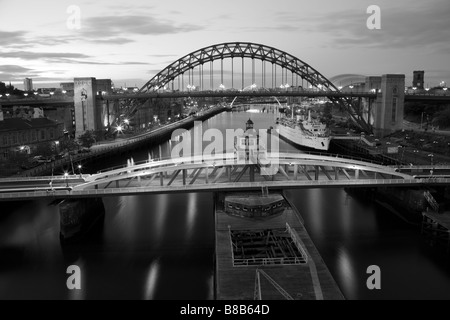 Drehbrücke und Tyne Bridge, Newcastle und Gateshead.  In der Nacht fotografiert aus die High Level Bridge in schwarz-weiß Stockfoto