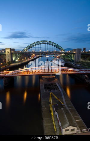 Drehbrücke und Tyne Bridge, Newcastle und Gateshead.  In der Nacht fotografiert aus der High Level Bridge Stockfoto